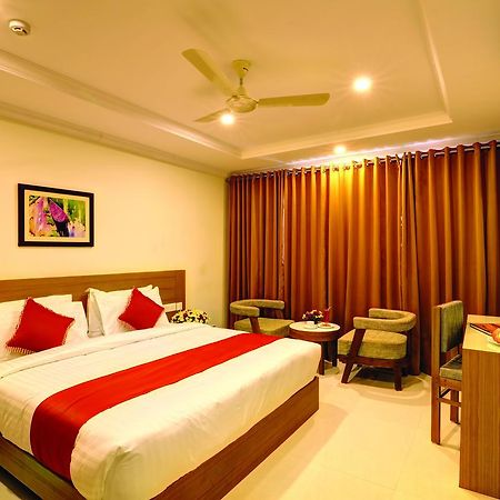 Hotel Floral Park Kottayam Bagian luar foto