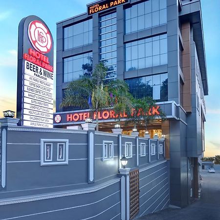 Hotel Floral Park Kottayam Bagian luar foto