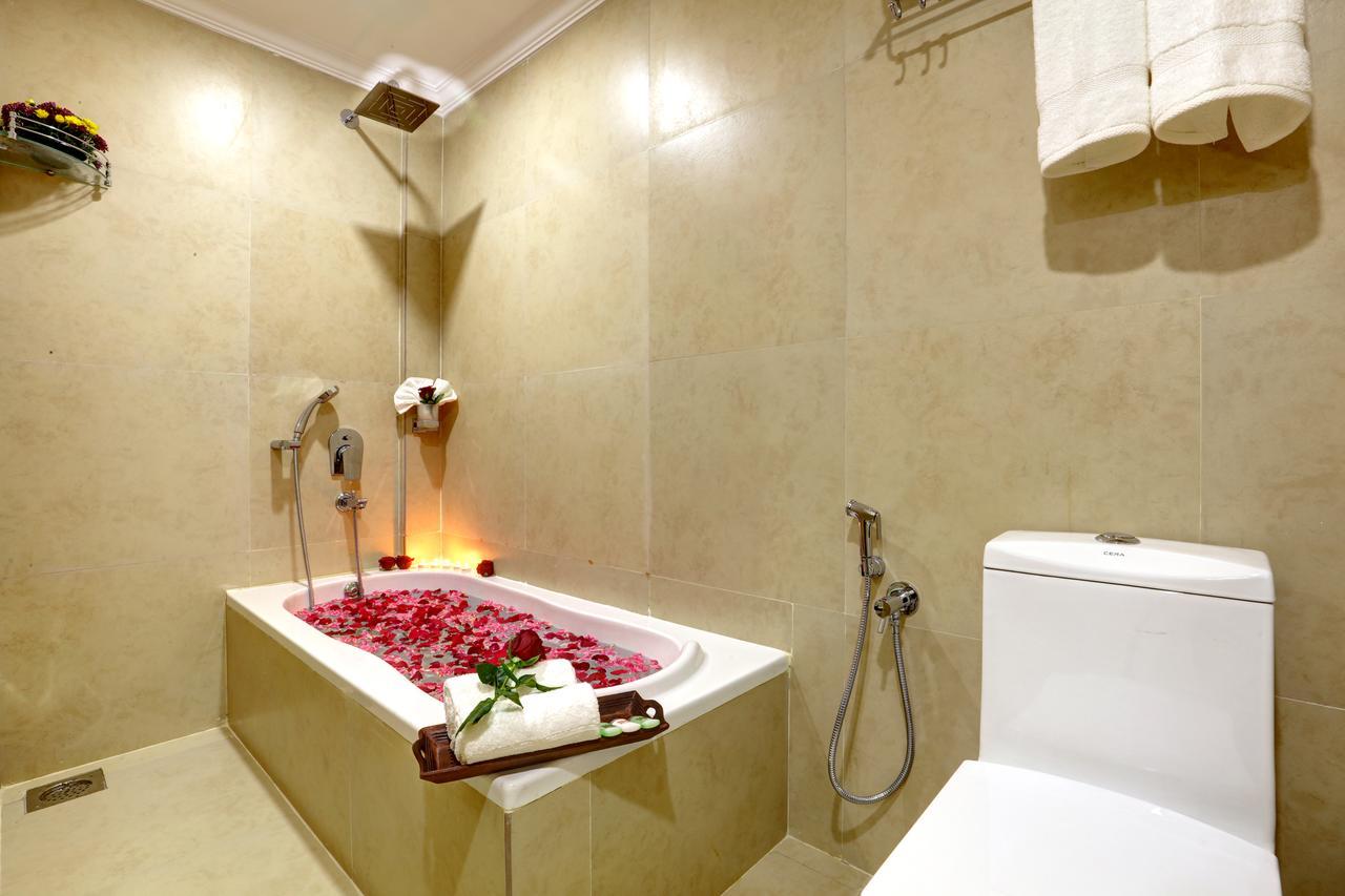 Hotel Floral Park Kottayam Bagian luar foto