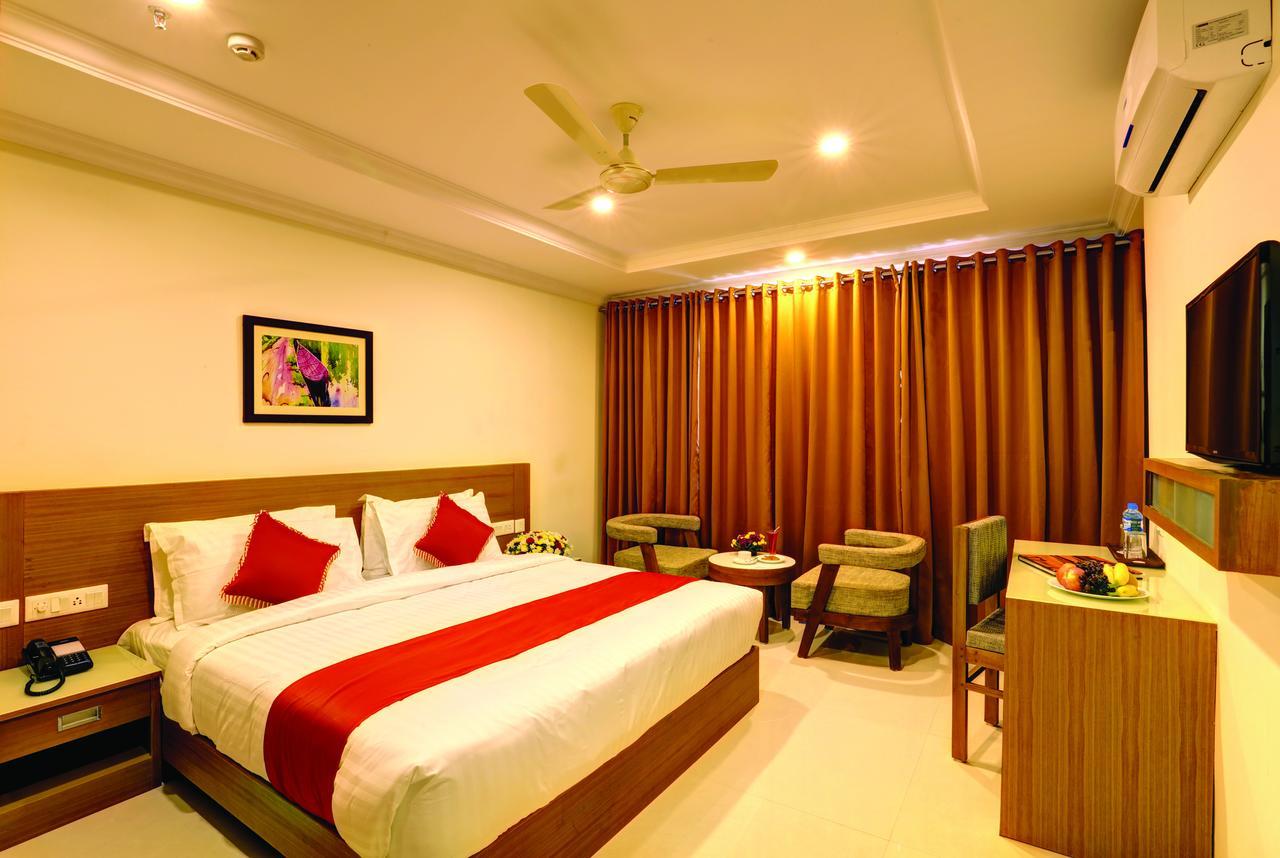 Hotel Floral Park Kottayam Bagian luar foto