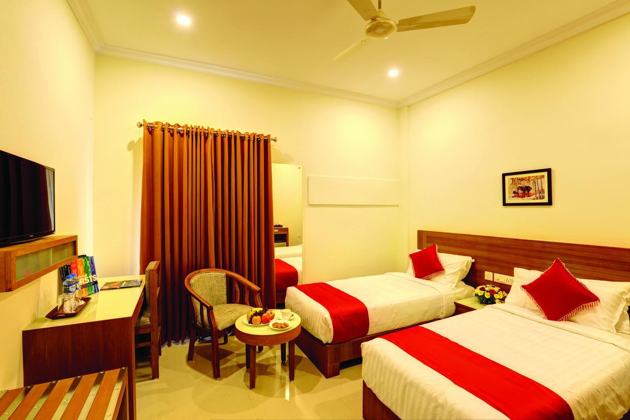 Hotel Floral Park Kottayam Bagian luar foto
