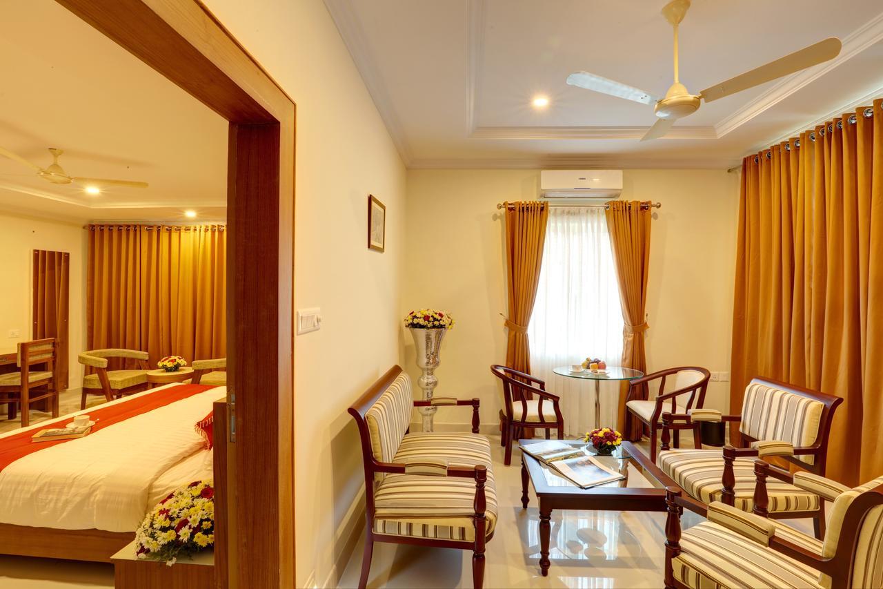 Hotel Floral Park Kottayam Bagian luar foto