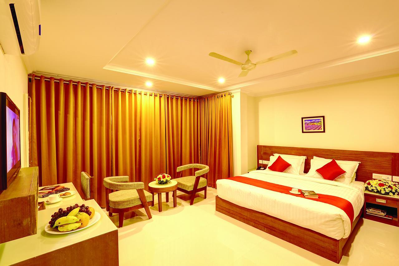 Hotel Floral Park Kottayam Bagian luar foto